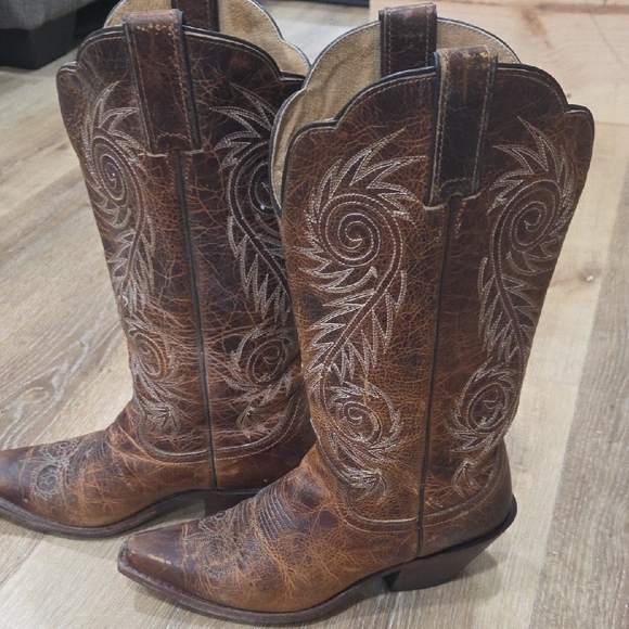 Justin Boots Distressed Brown Heeled Boots - Picture 4 of 7